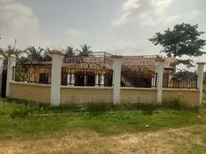8bdrm House in Kwamo, Kumasi Metropolitan for sale