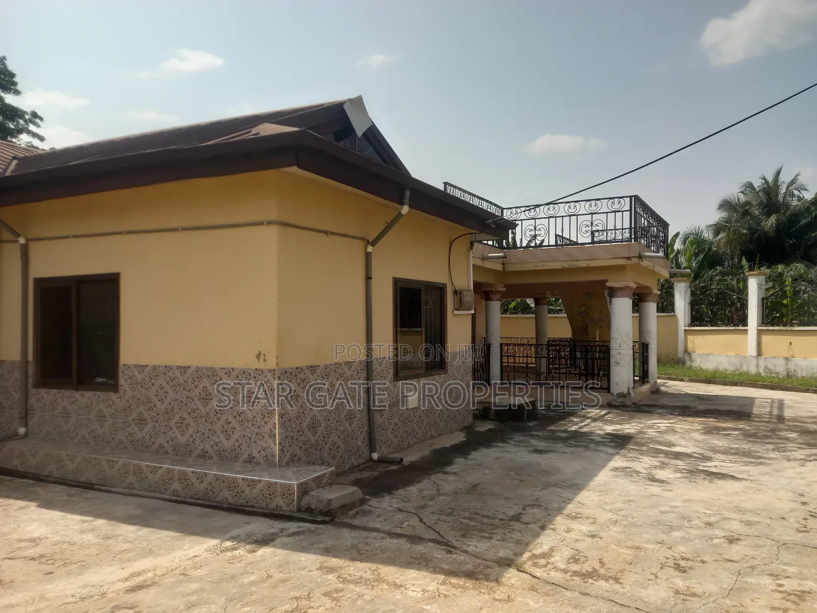 8bdrm House in Kwamo, Kumasi Metropolitan for sale
