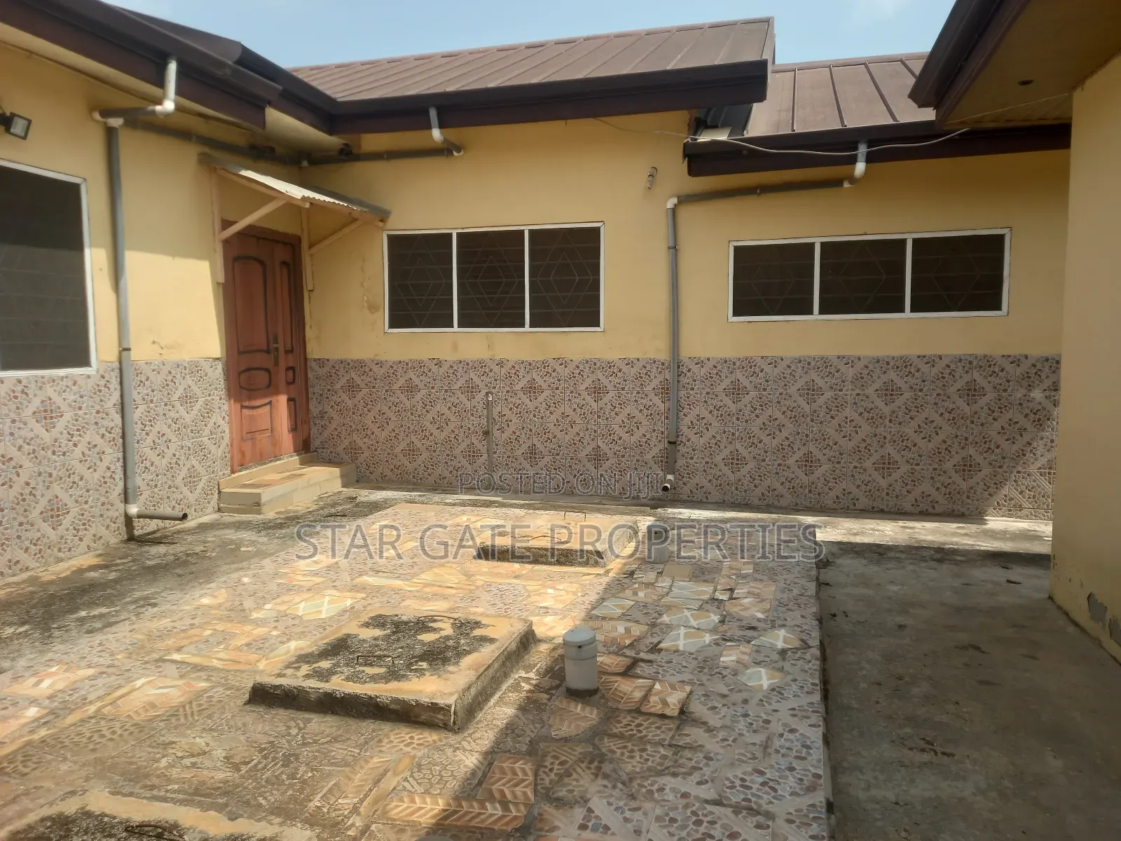 8bdrm House in Kwamo, Kumasi Metropolitan for sale