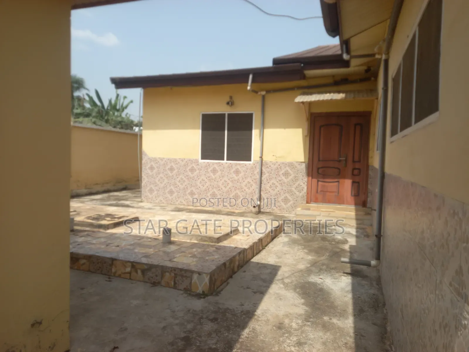 8bdrm House in Kwamo, Kumasi Metropolitan for sale