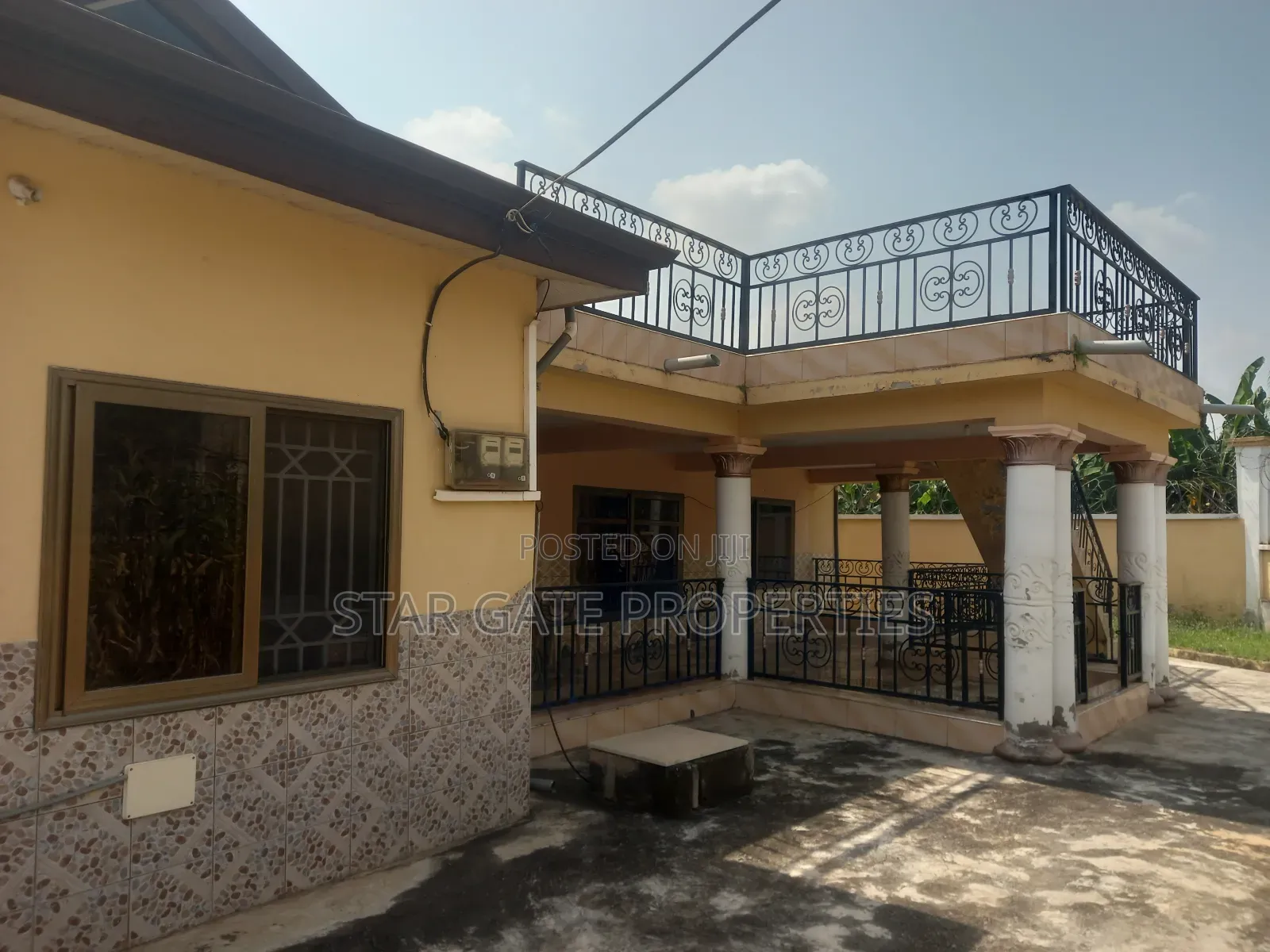 8bdrm House in Kwamo, Kumasi Metropolitan for sale
