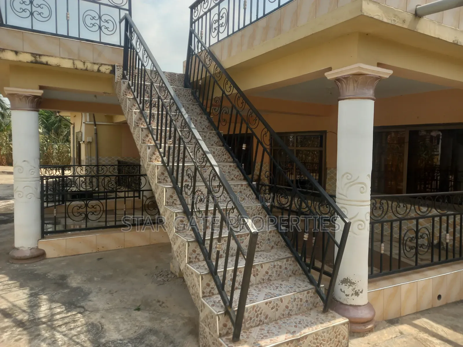 8bdrm House in Kwamo, Kumasi Metropolitan for sale