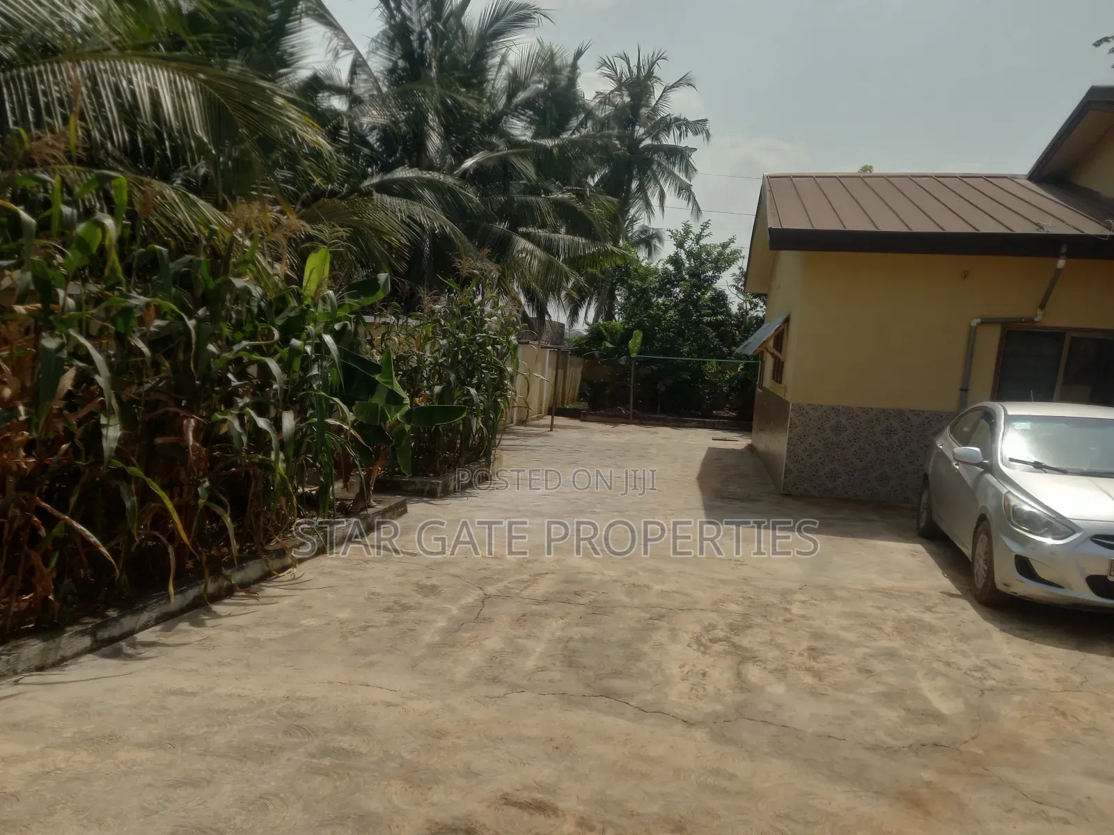 8bdrm House in Kwamo, Kumasi Metropolitan for sale