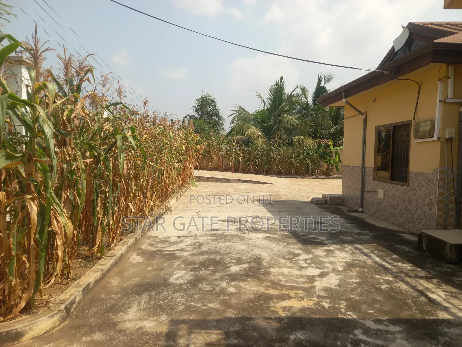 8bdrm House in Kwamo, Kumasi Metropolitan for sale