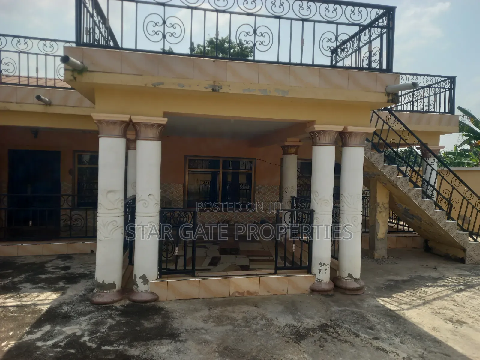 8bdrm House in Kwamo, Kumasi Metropolitan for sale