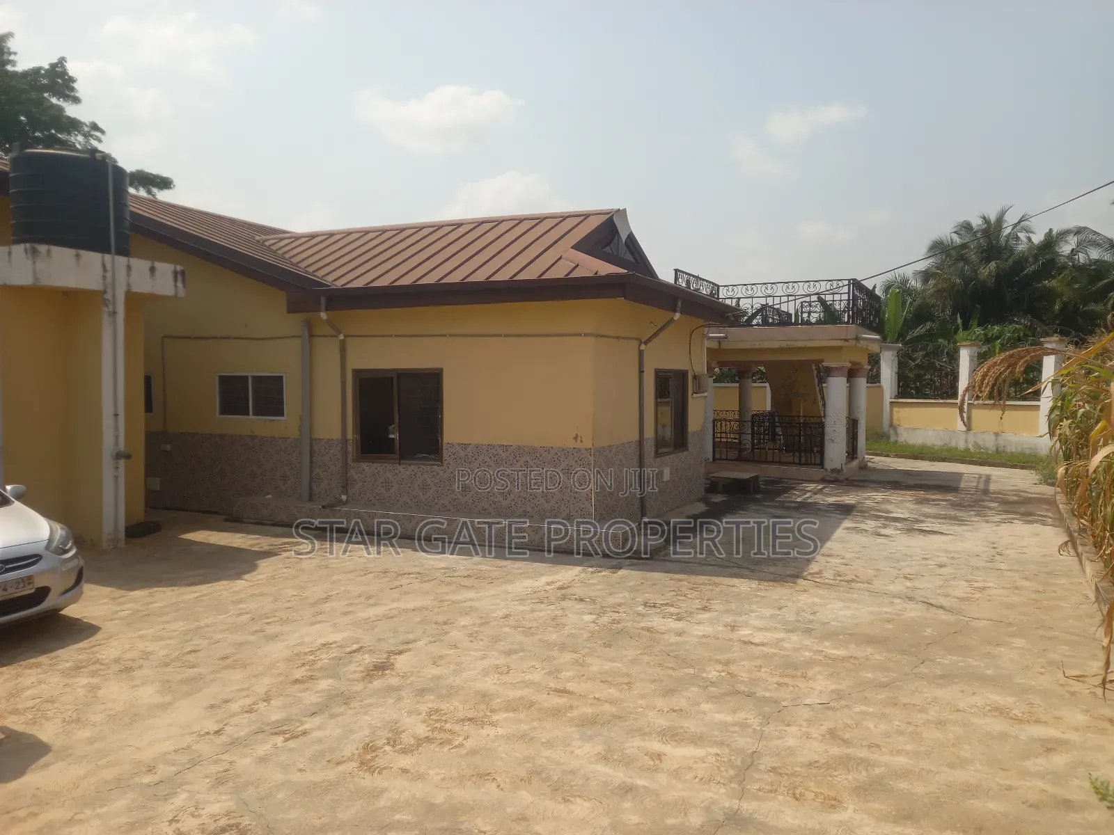 8bdrm House in Kwamo, Kumasi Metropolitan for sale