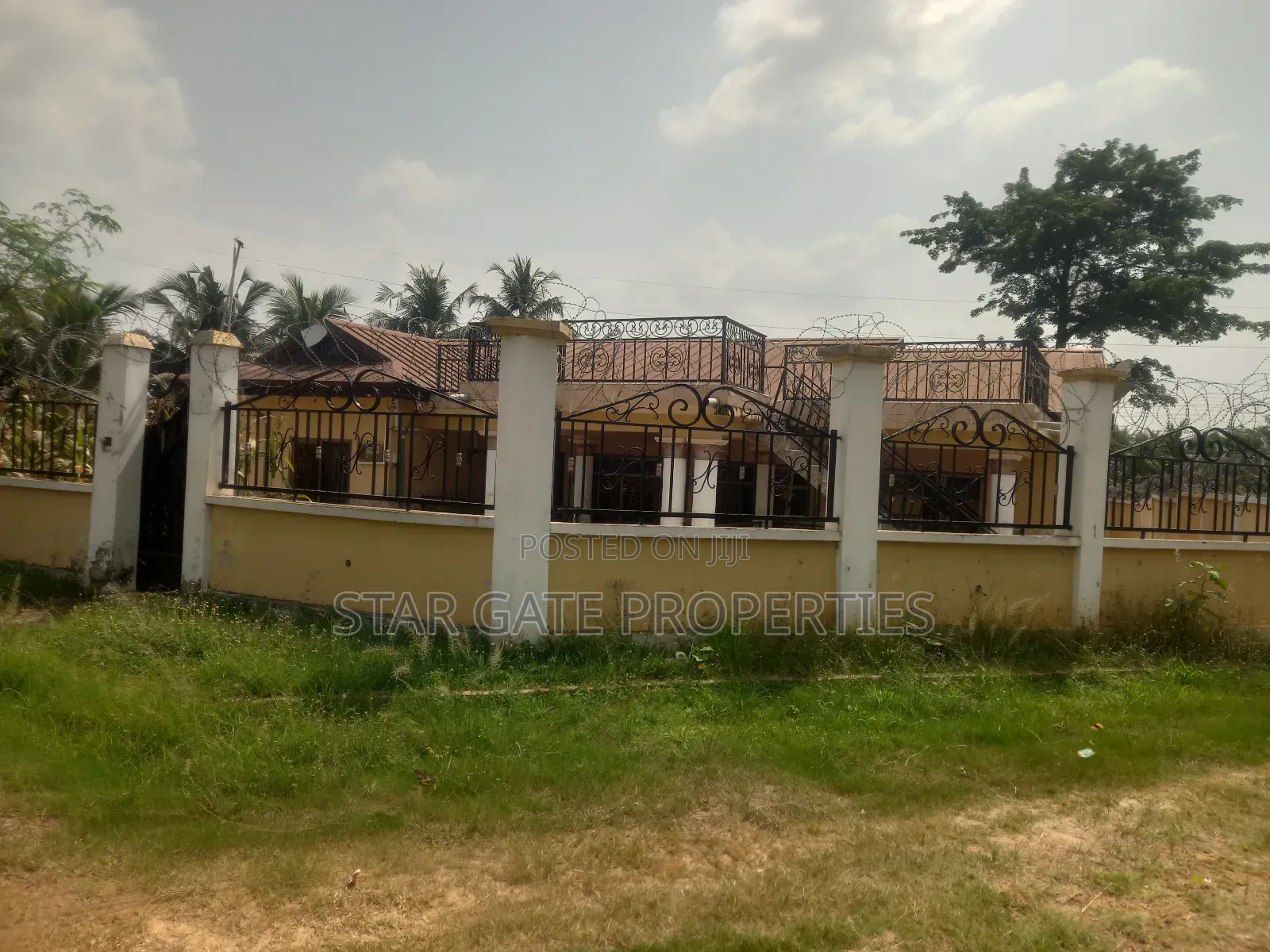 8bdrm House in Kwamo, Kumasi Metropolitan for sale