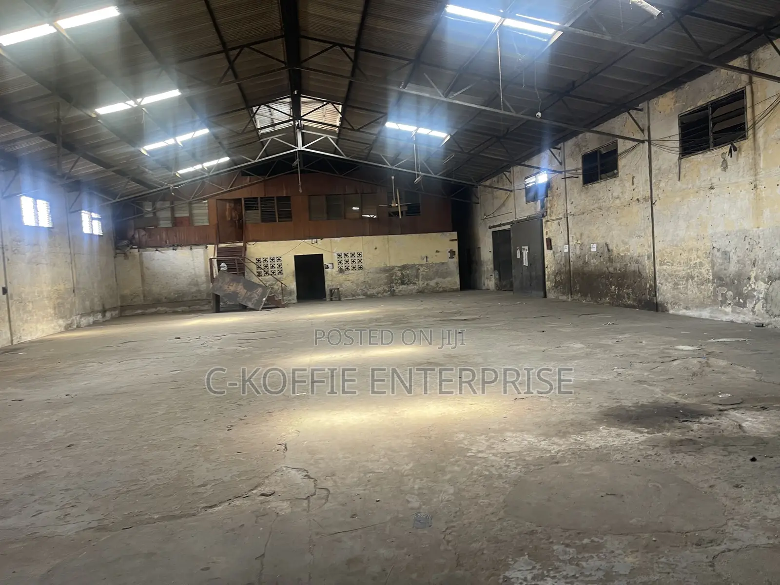 1500 SQM Warehouse With Offices at Circle for Rent