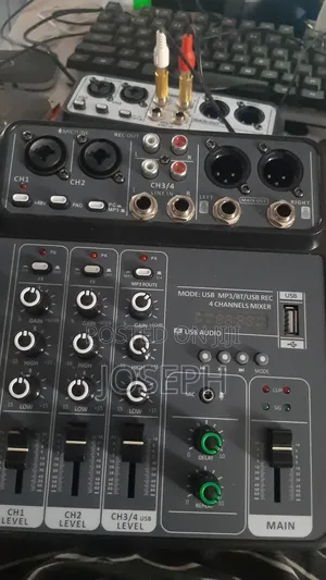 4 Channels Mixer Console