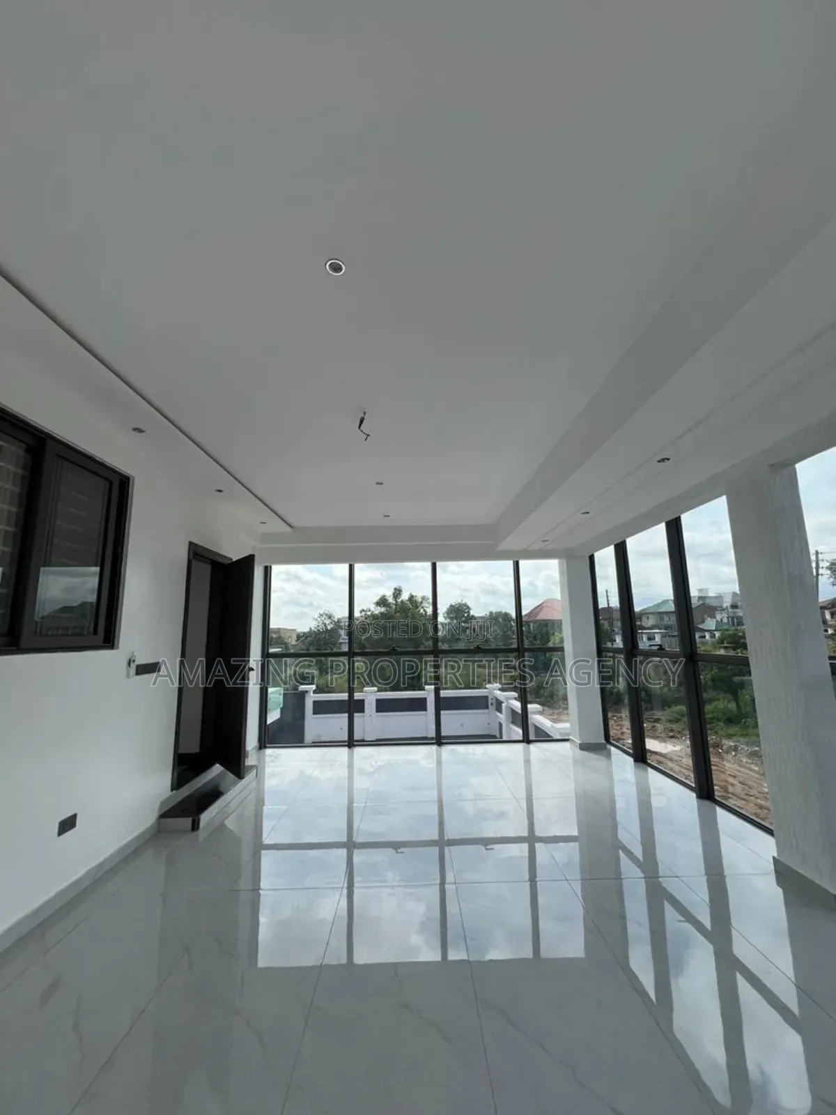 5bdrm House in West Trasacco, Adjiriganor for sale