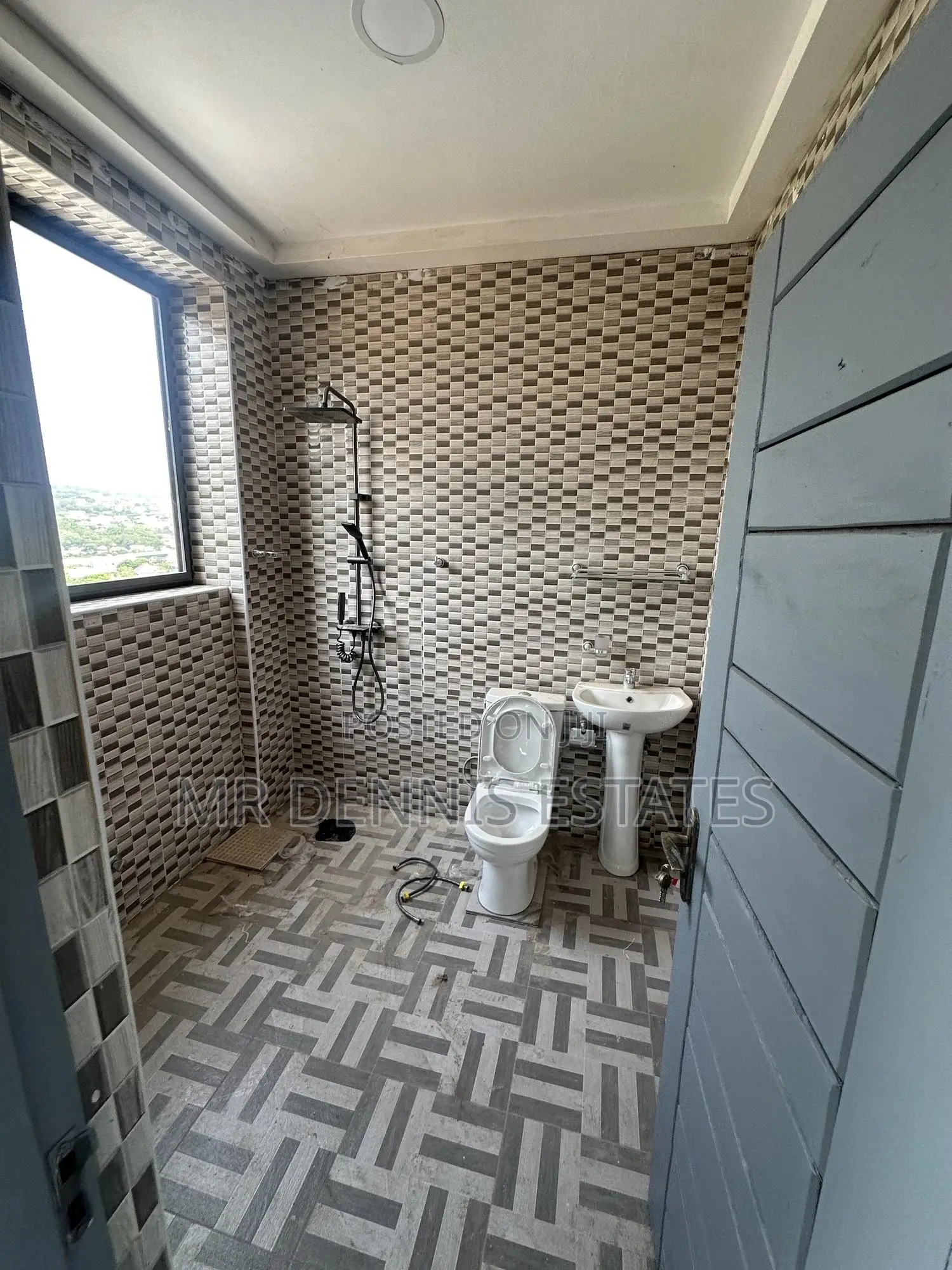 3bdrm Apartment in Westhills Mall for rent