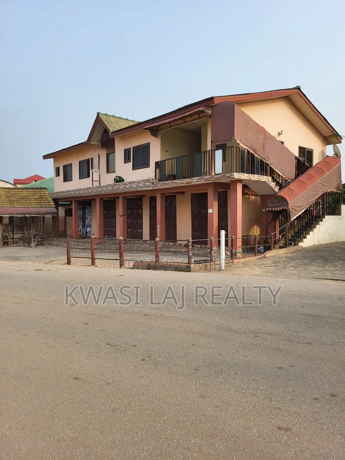 9bdrm Apartment in Scc, Weija for sale