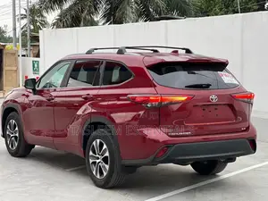 Toyota Highlander XLE AWD 2023 Burgundy