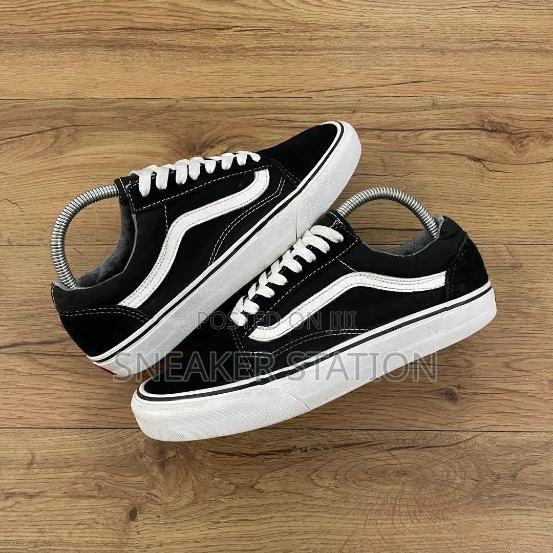 Vans Old Skool Black/White Available