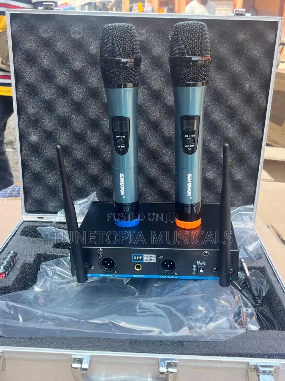 Shure Ut-282 Professional Wireless Microphone System.