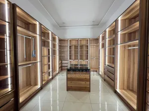 5bdrm House in East Airport, Accra Metropolitan for sale