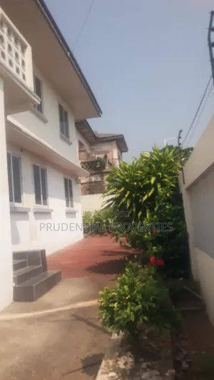 8bdrm House in Kokomlemle for rent