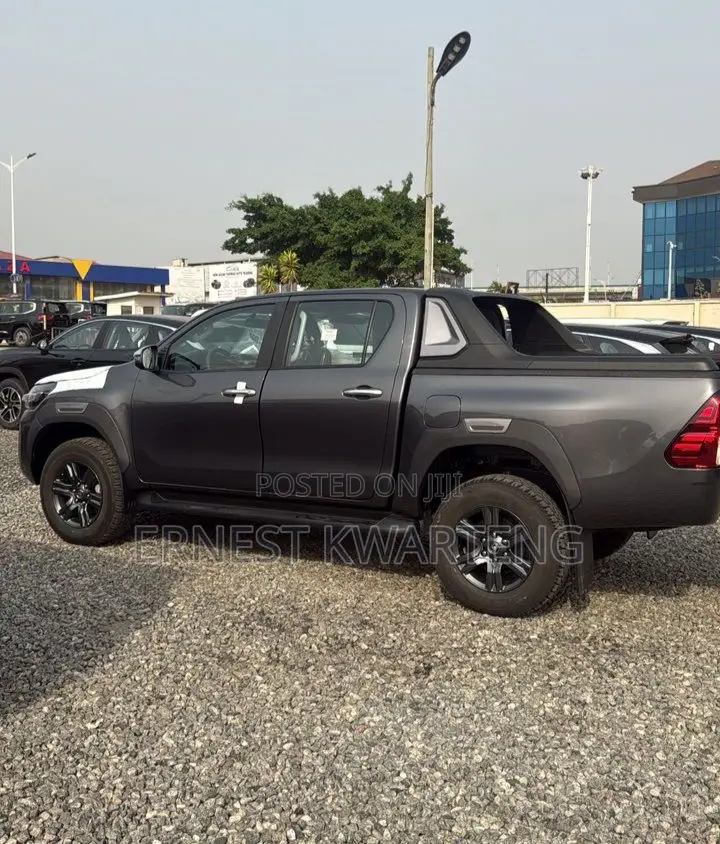 New Toyota Hilux 2025 Silver