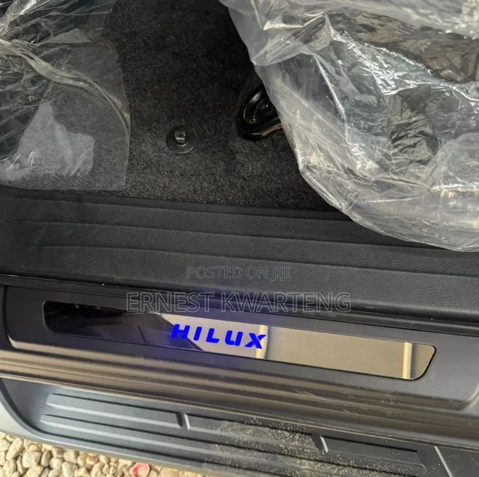 New Toyota Hilux 2025 Silver