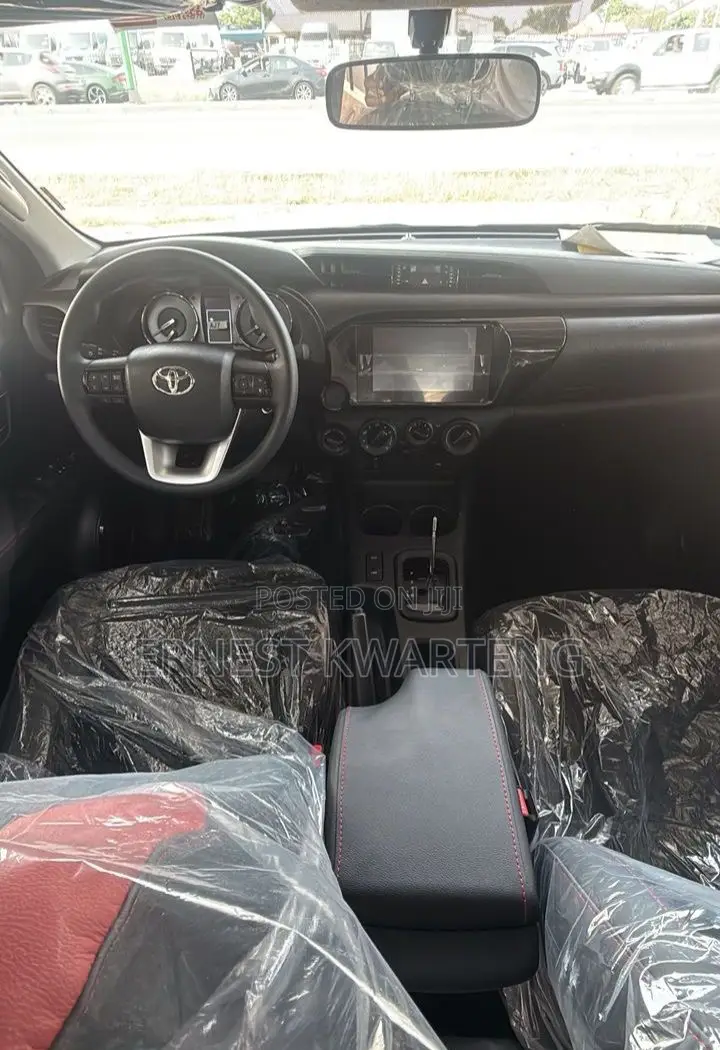 New Toyota Hilux 2025 Silver