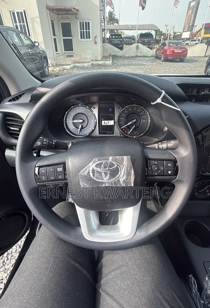 New Toyota Hilux 2025 Silver