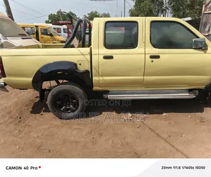 Nissan Hardbody 2009 Yellow