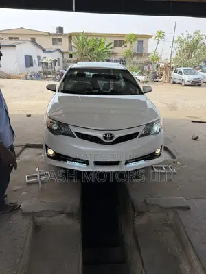 Toyota Camry SE 4dr Sedan (2.5L 4cyl 6A) 2014 White