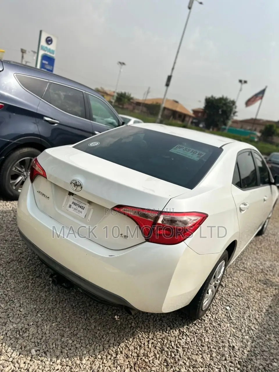 Toyota Corolla LE (1.8L 4cyl 2A) 2018 White