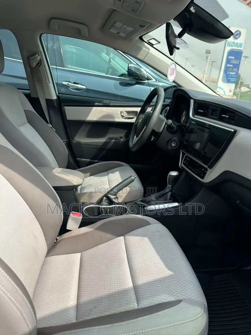 Toyota Corolla LE (1.8L 4cyl 2A) 2018 White