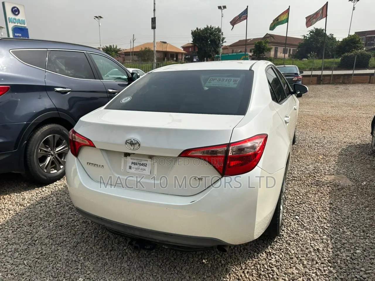 Toyota Corolla LE (1.8L 4cyl 2A) 2018 White