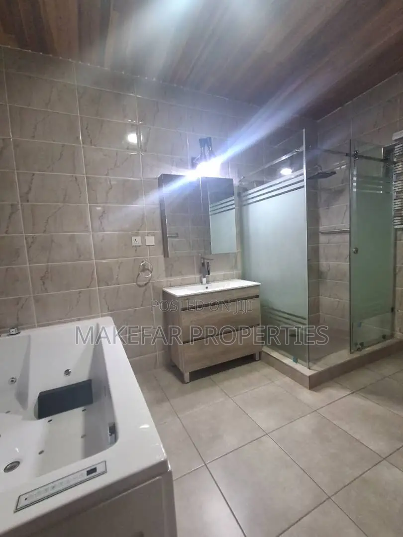 5bdrm House in Pokuase for sale