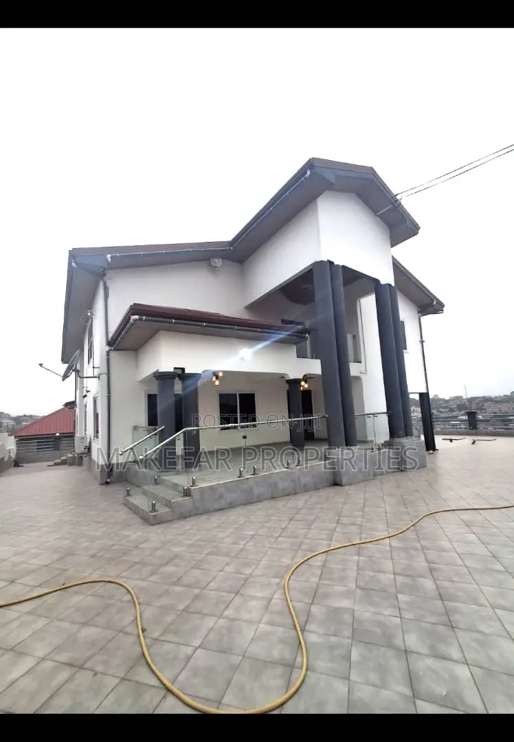 5bdrm House in Pokuase for sale