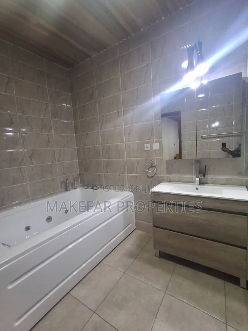 5bdrm House in Pokuase for sale
