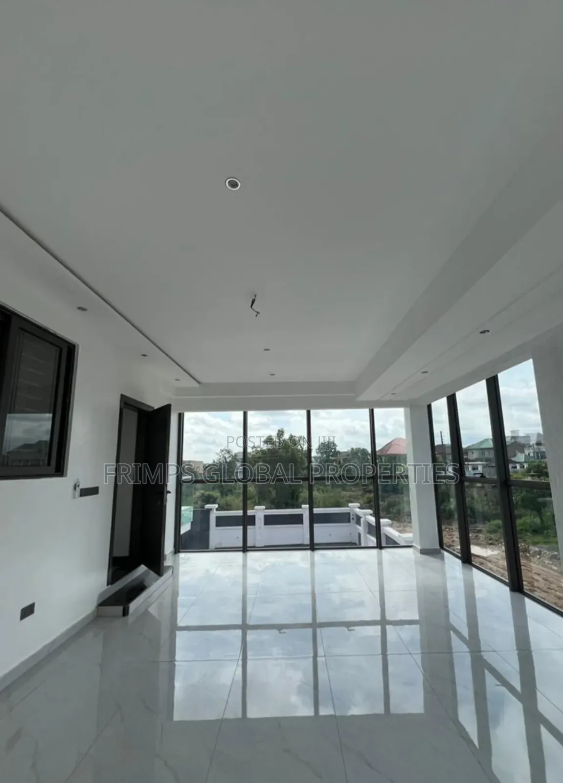 5bdrm Mansion in East Legon for sale