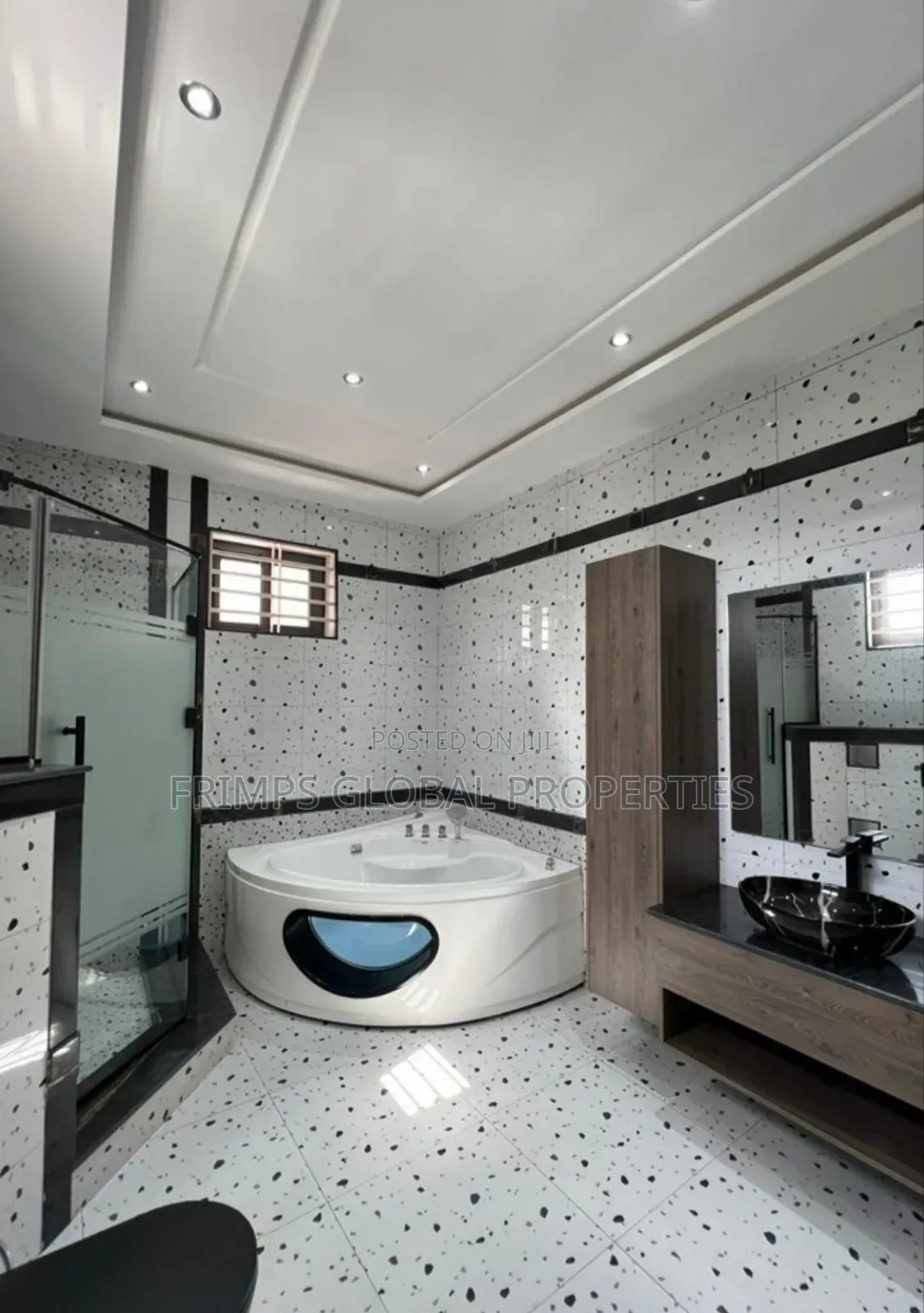 5bdrm Mansion in East Legon for sale