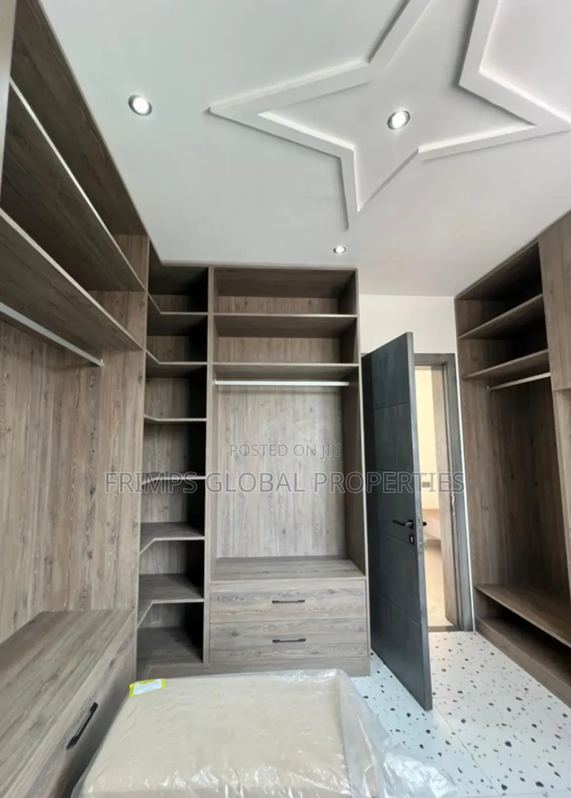5bdrm Mansion in East Legon for sale