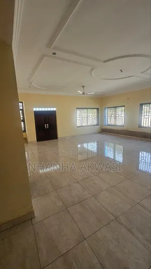 8bdrm House in Community10, Tema Metropolitan for rent