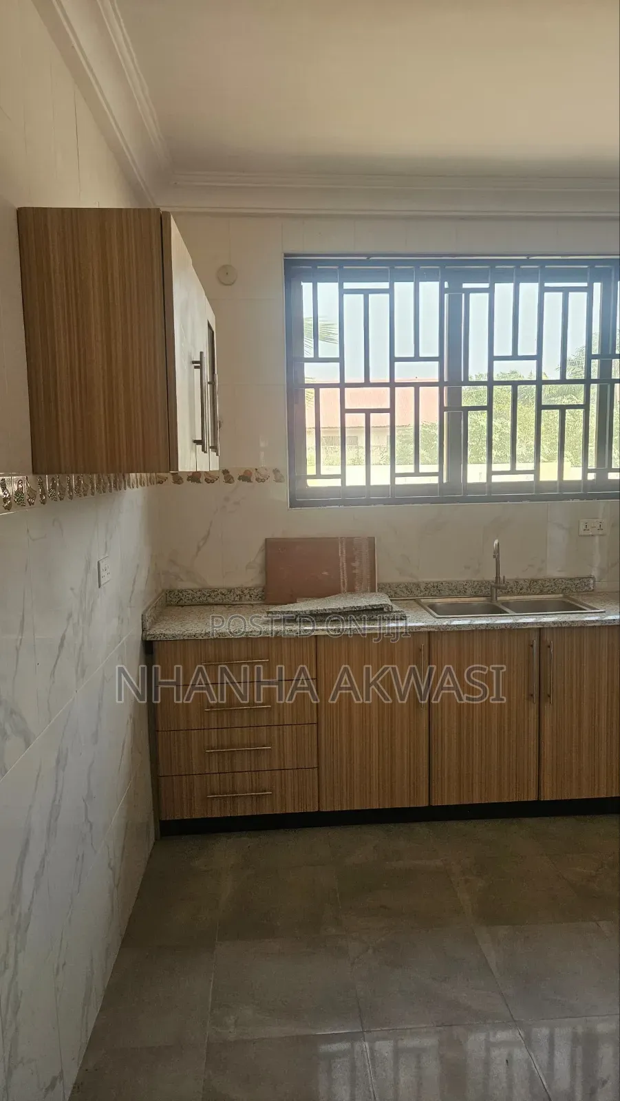 8bdrm House in Community10, Tema Metropolitan for rent