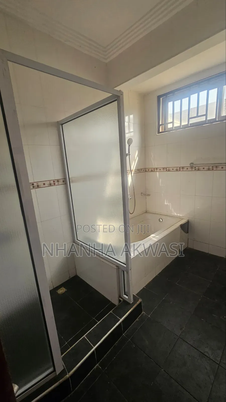 8bdrm House in Community10, Tema Metropolitan for rent