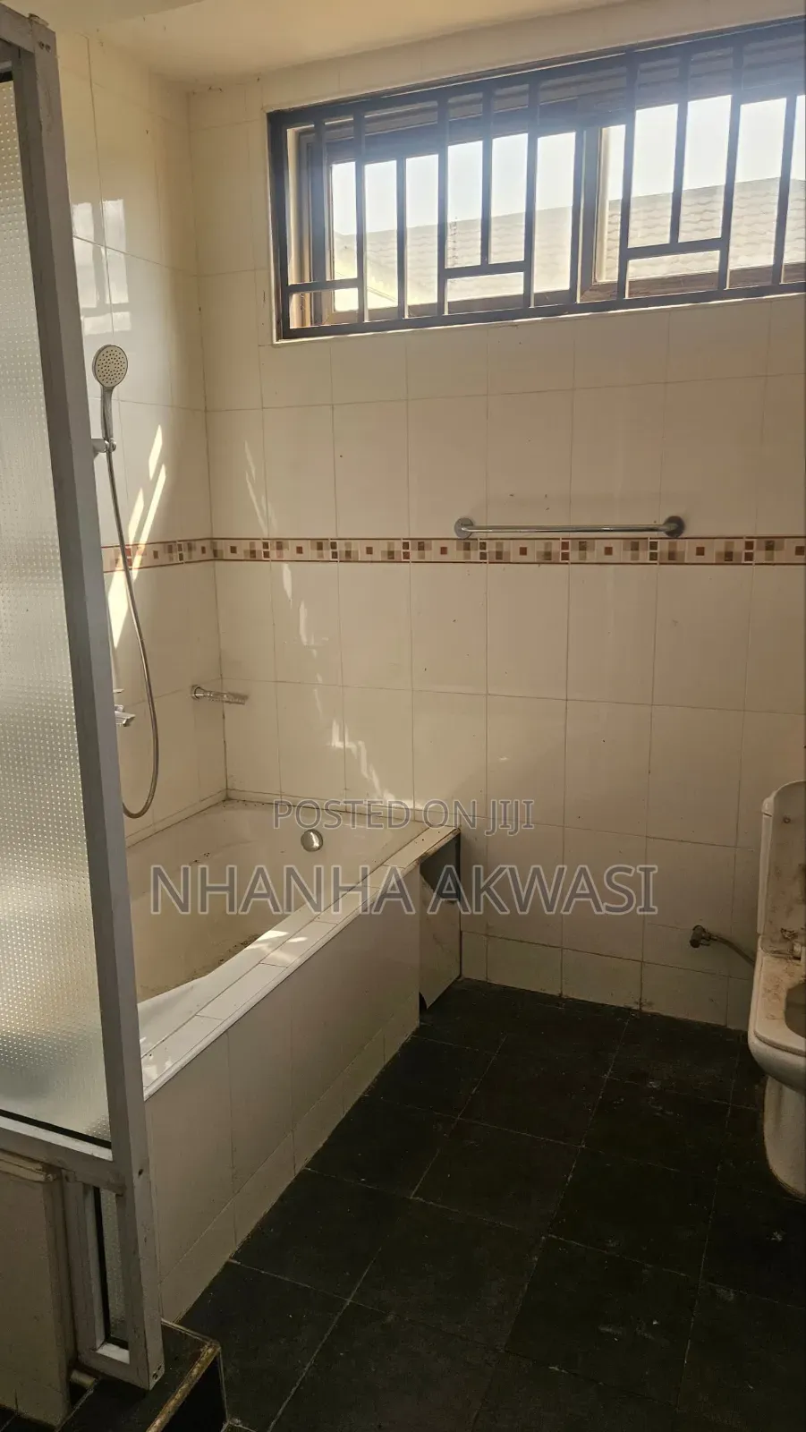 8bdrm House in Community10, Tema Metropolitan for rent