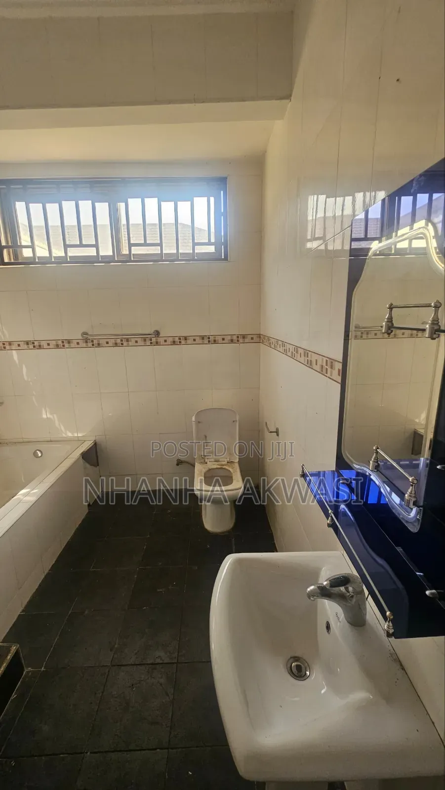 8bdrm House in Community10, Tema Metropolitan for rent