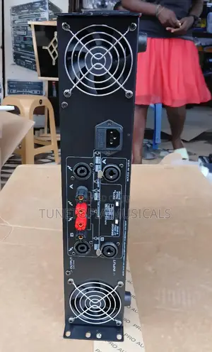 Peavey Cs 2000 Professional Power Amplifier.