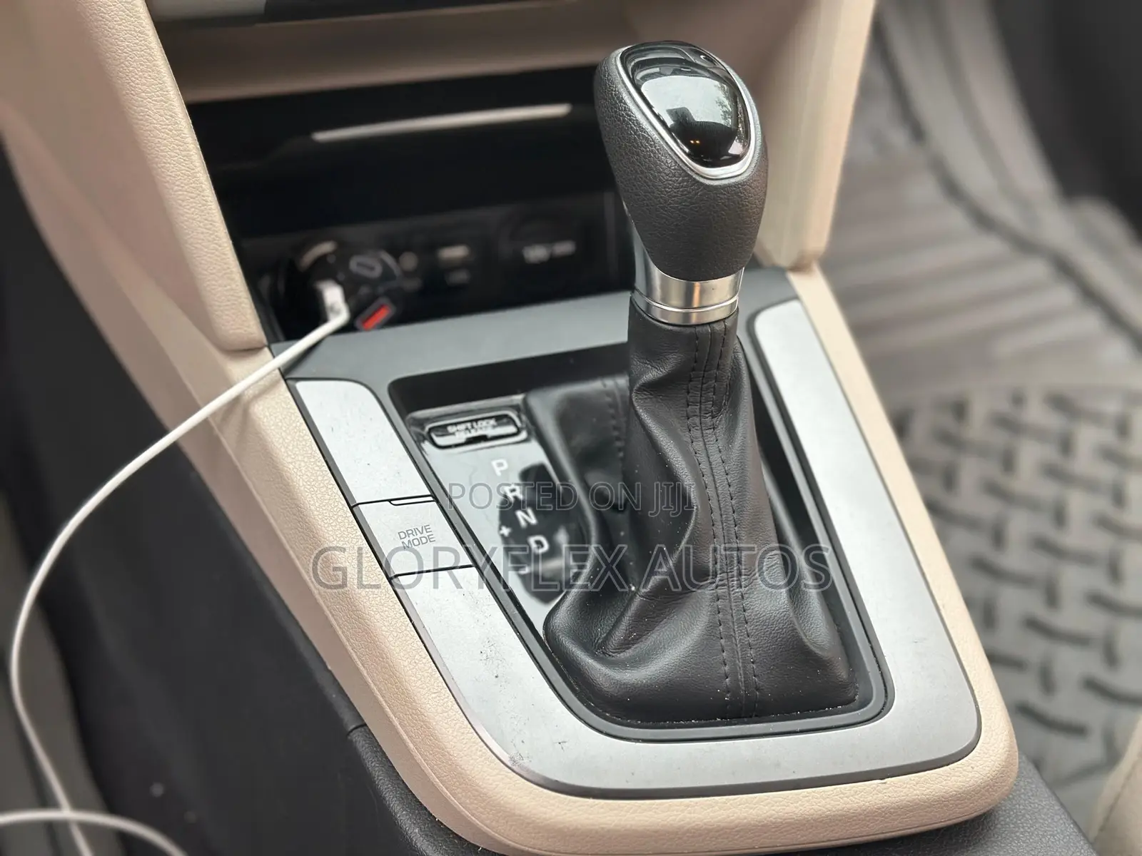 Hyundai Elantra SE Sedan FWD (2.0L 4cyl 6M) 2017 Beige
