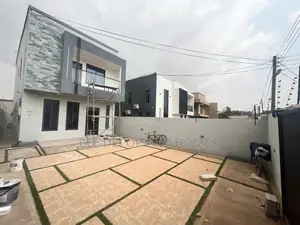 3bdrm House in Bee Decor & Homes, Old Ashomang for sale