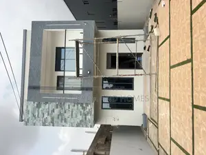 3bdrm House in Bee Decor & Homes, Old Ashomang for sale