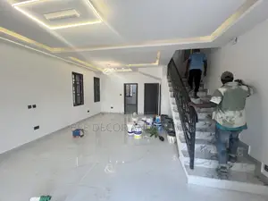 3bdrm House in Bee Decor & Homes, Old Ashomang for sale