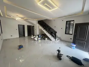 3bdrm House in Bee Decor & Homes, Old Ashomang for sale
