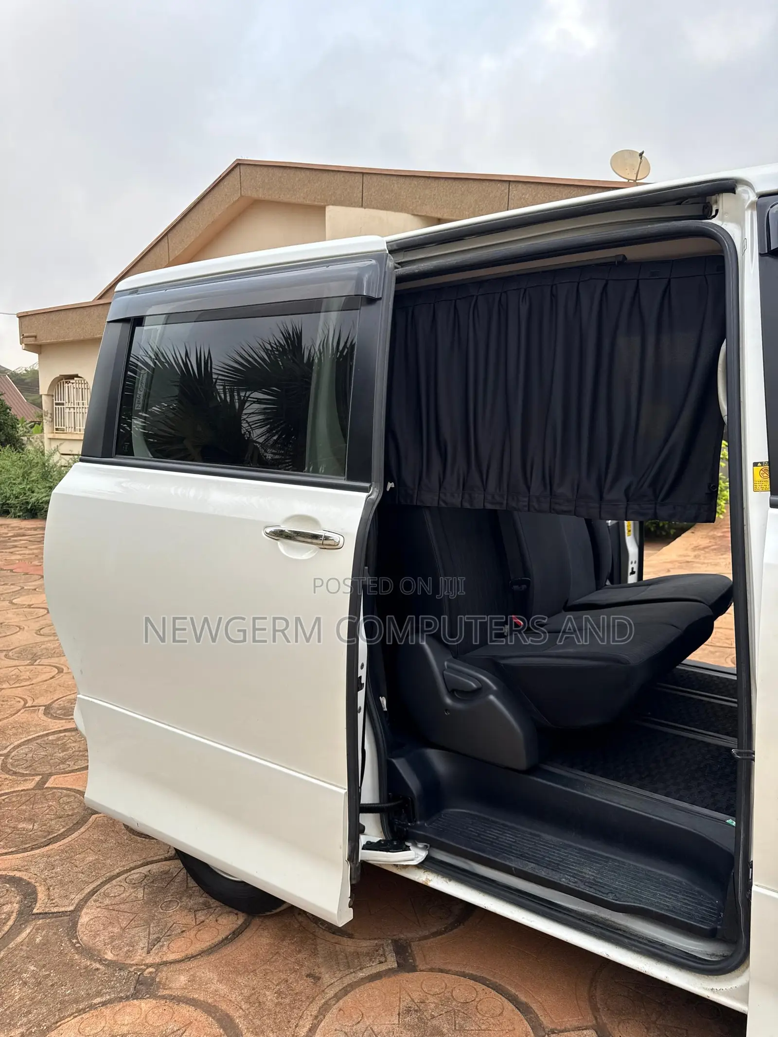 Toyota Voxy 2011 White