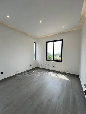 4bdrm Townhouse / Terrace in Dzorwulu for rent