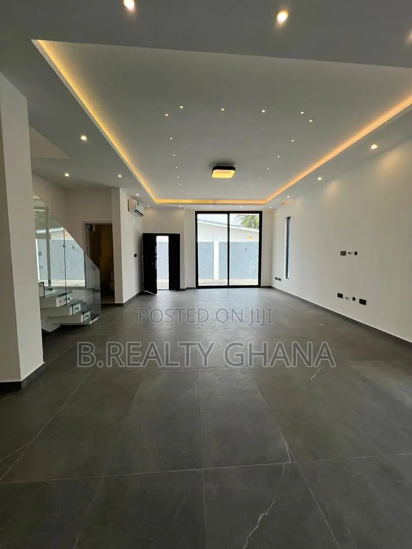 4bdrm Townhouse / Terrace in Dzorwulu for rent